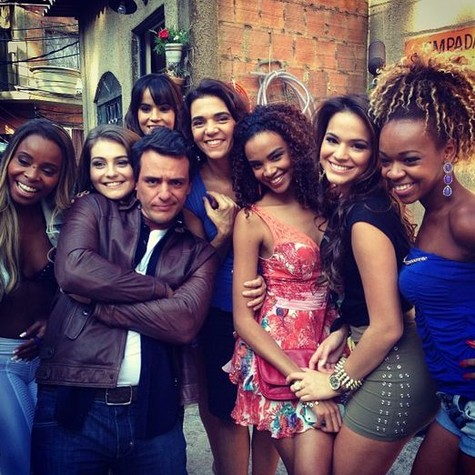 Rodrigo Lombardi faz pose em foto com Roberta Rodrigues, Aimée Madureira, Brendha Haddad, Solange Badim, Lucy Ramos e Bruna Marquezine (Foto: Reprodução)