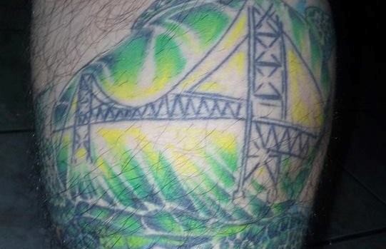 Diego Raad também tatuou a ponte Hercílio Luz  (Foto: Diego Raad/Arquivo pessoal)