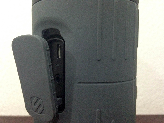 Detalhe das entradas para micro-USB e cabo auxiliar (Foto: Diego Sousa/TechTudo)