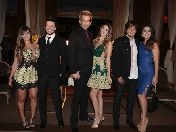 Rayssa Fernandes, Bruno, Kiko com a namorada, Francine Pantaleao, e Leandro com Natália Guimarães em festa em São Paulo (Foto: Rafael Cusato/ Foto Rio News)