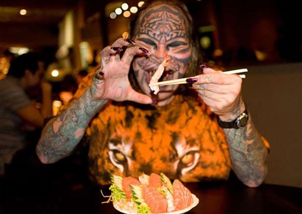 Dennis Avner, conhecido como 'homem-gato', durante jantar em São Paulo em 2009. (Foto: Flavio Moraes/G1)