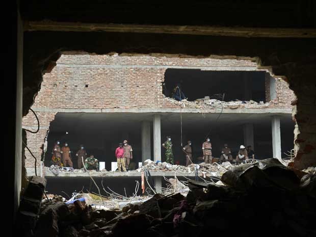Equipes ainda realizam o trabalho de busca por corpos em prédio que desabou em Bangladesh. (Foto: Ismail Ferdous / AP Photo)