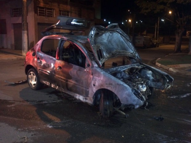 G Carro Bate Em Mureta Da Avenida Brasil E Pega Fogo Em S O Roque