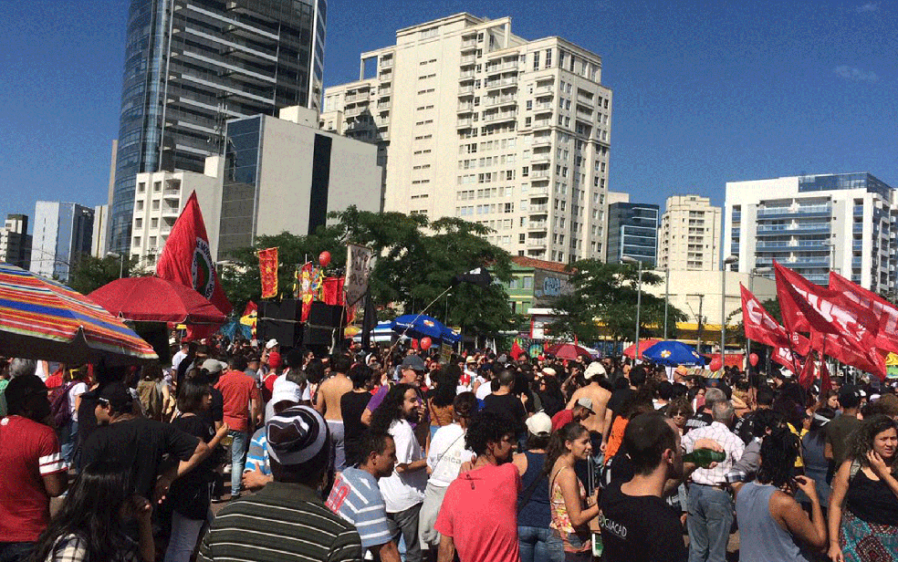 Público assiste a shows no Largo da Batata em ato que pede a saída de Temer e eleições diretas (Foto: Gabriela Gonçalves/G1)