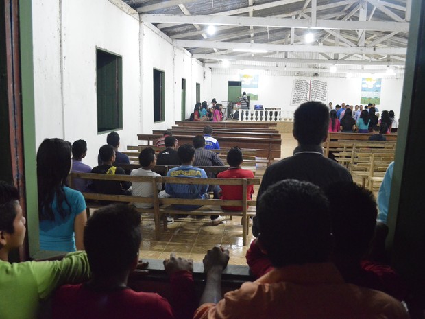 Alguns índios ficam obervando culto do lado de fora da igreja em Kumenê (Foto: Abinoan Santiago/G1)