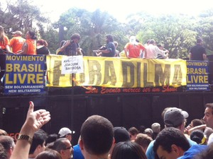 Manifestação contra presidente Dilma Rousseff chegou a fechar Avenida Paulista neste sábado (15) (Foto: Olívia Florência/G1)