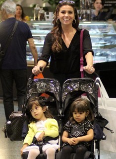 Giovanna Antonelli passeia com as gêmeas no shopping (Marcus Pavão / AgNews)