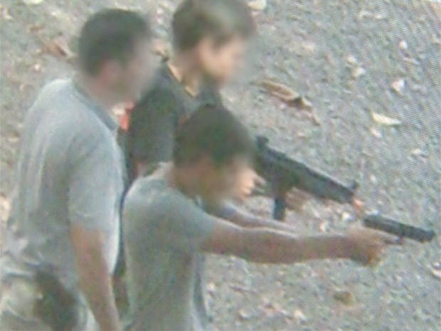 Policial é flagrado com adolescentes segurando suspostas armas em Ribeirão Preto (Foto: Reprodução/EPTV)