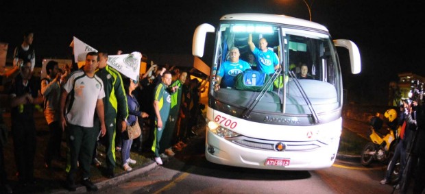 Palmeiras desembarca em Curitiba (Foto: Marcos Ribolli / globoesporte.com)