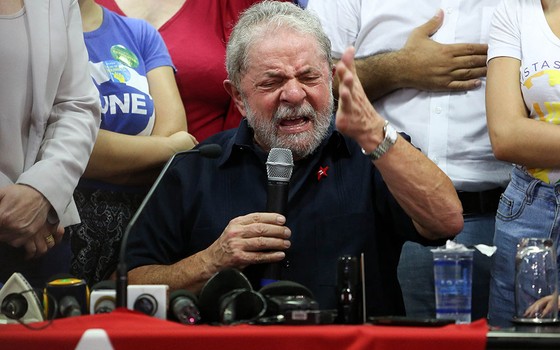 O ex-presidente Lula durante coletiva de imprensa na sexta-feira, dia 4, após ação da PF na Operação Aletheia (Foto:  EFE/LEO BARRILARI)