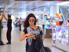 Isis Valverde usa look estiloso para embarcar em aeroporto no Rio