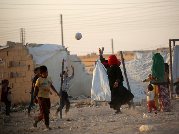 Iraquianos se instalam em campo de refugiados na cidade síria Al-Hol  (Foto: Delil Souleiman / AFP)