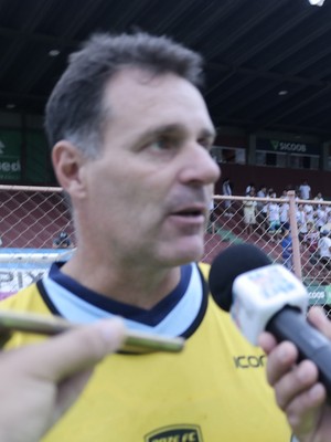 Carlos Germano elogia a defesa do Doze no empate com o Espírito Santo