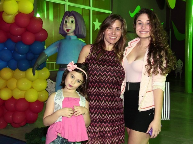 Andréia Sorvetão com as filhas no aniversário de Miguel, filho de Nívea Stelmann (Foto: Isac Luz / EGO)