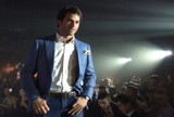 Durante desfile em Cingapura, Felipe Nasr mostra talento como modelo