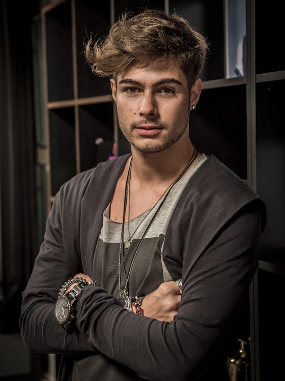 Em Rock Story, nova trama das sete que estreia mês que vem, Rafael Vitti vive uma estrela da música: "Meu personagem, Léo Régis, é um cantor de badas românticas que está no auge" (Foto: TV Globo/ João Cotta)