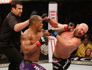 Hector Lombard x Josh Burkman - UFC 182 (Foto: GettyImages)