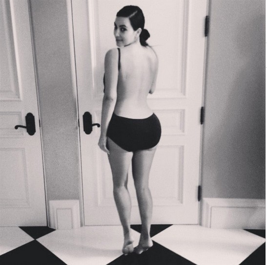 Kim Kardashian - socialite americana mostra derrière em making of (Foto: Reprodução Instagram)