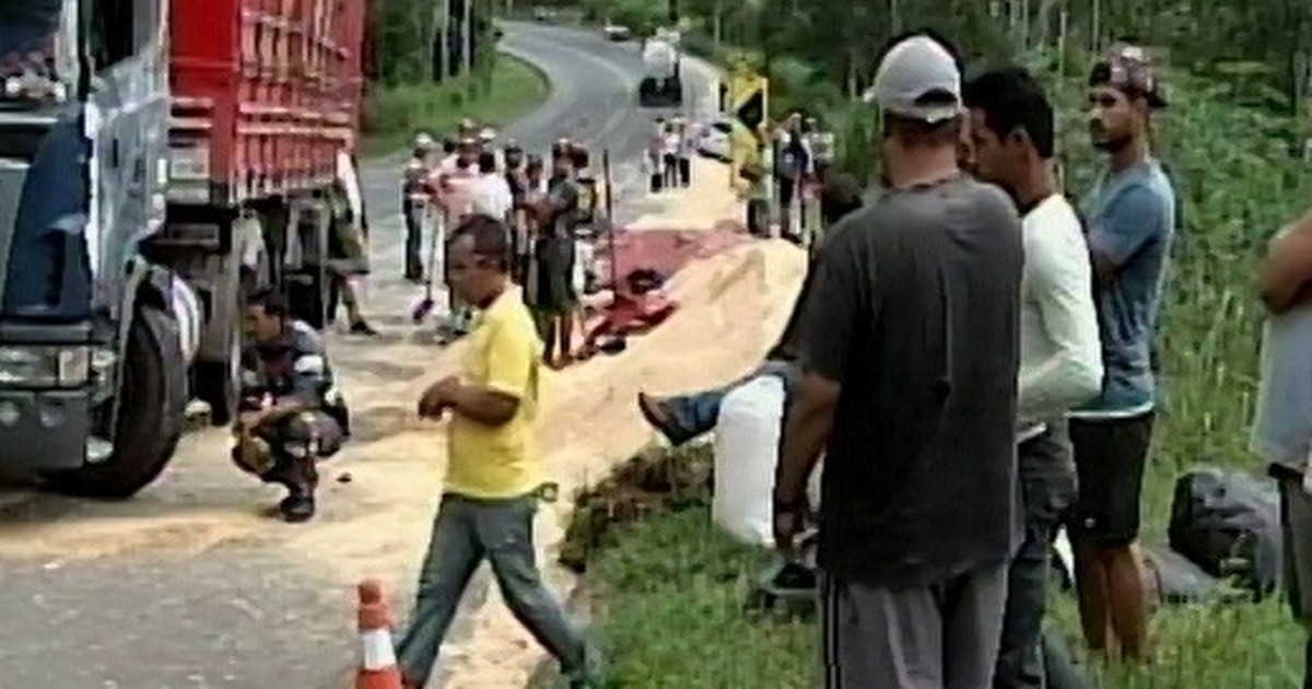 Carreta tomba e atinge veículos na BR-262 em Campos Altos - Globo.com