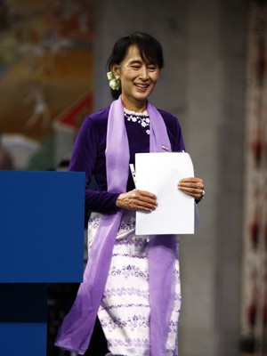 Aung San Suu Kyi deixa o palco depois de fazer sua leitura do Prêmio Nobel em Oslo, neste sábado (16) (Foto: AFP) Aung San Suu Kyi deixa o palco depois de fazer sua leitura do Prêmio Nobel em Oslo, neste sábado (16) (Foto: AFP)