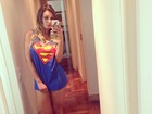 Andressa Urach sensualiza com camisa do Superman: 'Voltei'