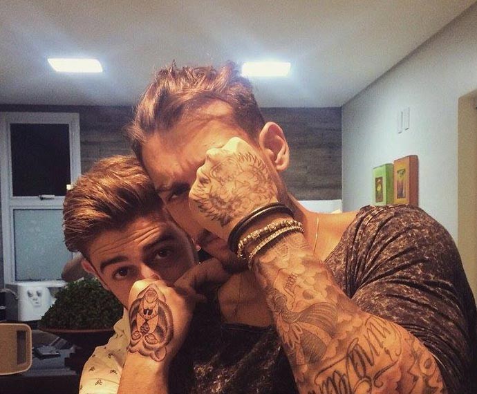 Lucas Lucco e o irmão Leandro mostram suas tatuagens (Foto: Arquivo Pessoal)