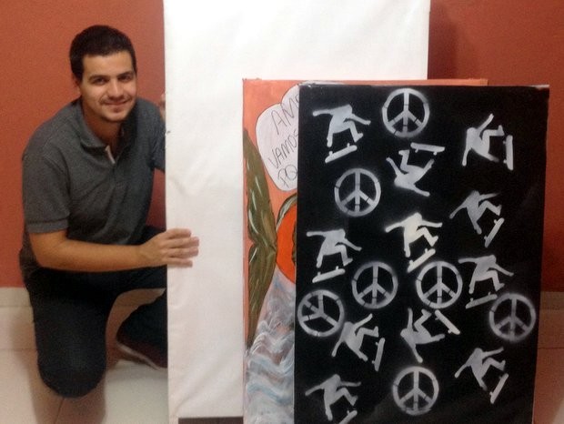 Kleiton Viana é um dos organizadores de ação que faz arte em cavaletes de campanha em Piracicaba (Foto: Kleison Viana/Arquivo pessoal)