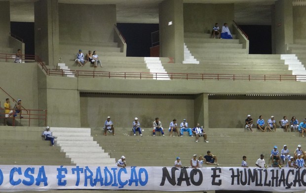 Maior torcida organizada do CSA segue não comparecendo aos jogos (Foto: Caio Lorena / Globoesporte.com)