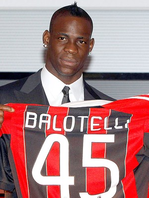 Mario Balotelli apresentado no Milan (Foto: Reuters)