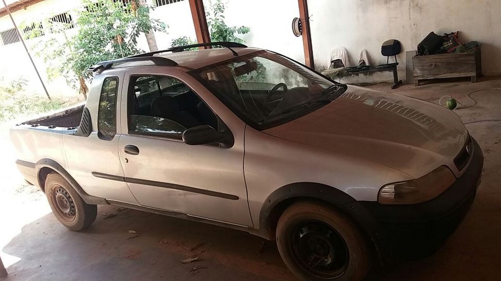 Carro foi recuperado e levado para um pátio em São João da Ponte (Foto: Polícia Militar/Divulgação)