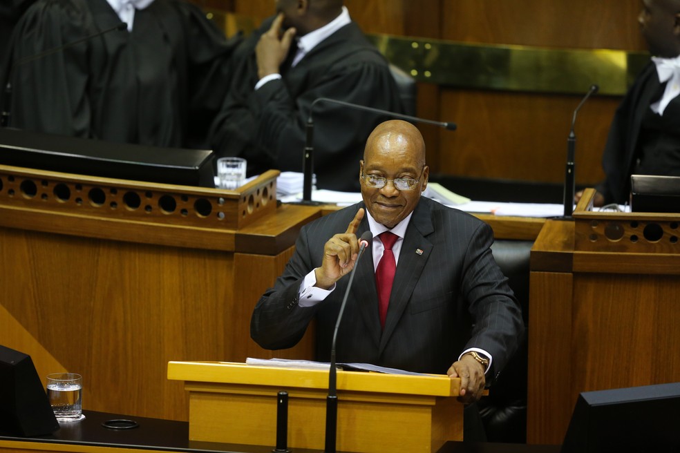 Presidente sul-africano Jacob Zuma discursa nesta quinta-feira (9) no Parlamento (Foto: SUMAYA HISHAM / POOL / AFP)
