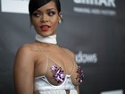 Rihanna usa aplicações nos seios para não mostrar demais