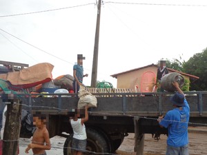 As famílias retiraram alguns objetos e foram para uma escola municipal em Araguanã (Foto: Divulgação/Defesa Civil Araguanã)