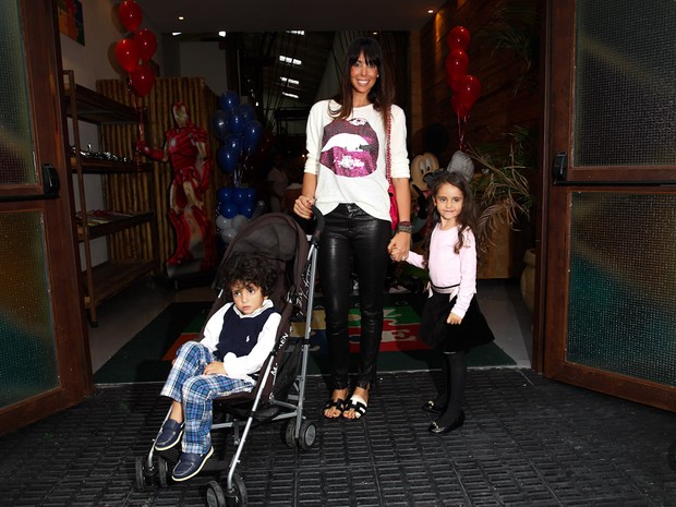 Suzana Gullo,  esposa do Marcos Mion, com os filhos no aniversário dos filhos de Emerson Fittipaldi (Foto: Manuela Scarpa/Foto Rio News)