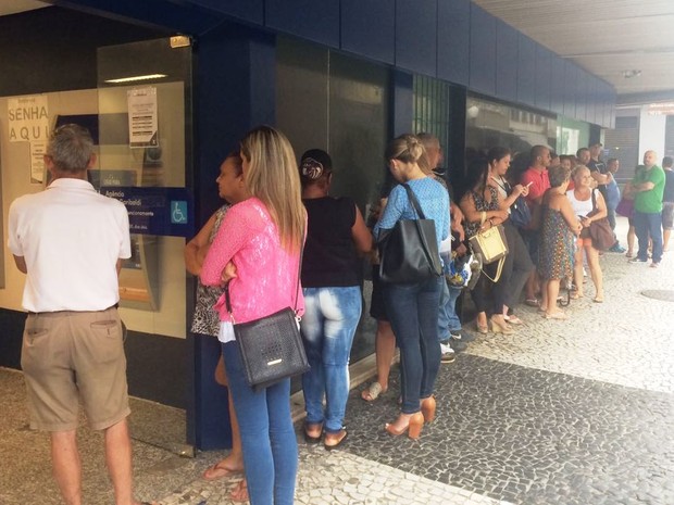 Fila já era grande antes da agência abrir no Centro de Florianópolis (Foto: Juliana Gomes/G1)
