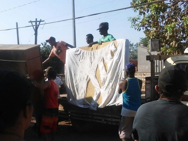 Moradores retiraram objetos de dentro do caminhão (Foto: Vitória Regia/Divulgação)