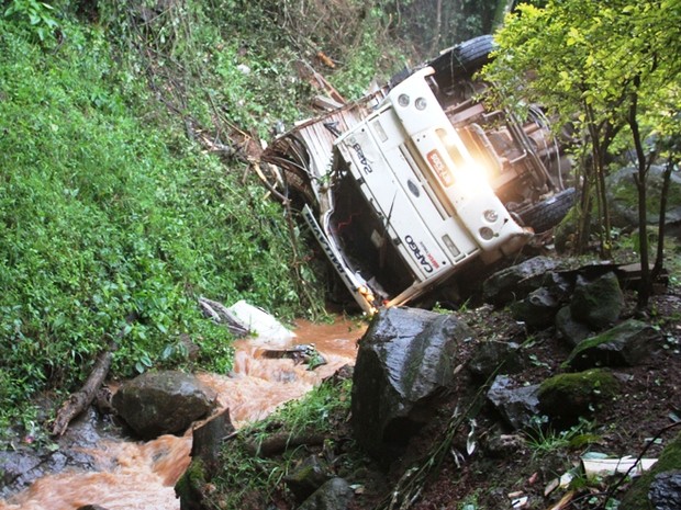 Caminhoneiro ficou desorientado e ferido com a queda  (Foto: Décio Pandolfi/Rádio Belos Montes)