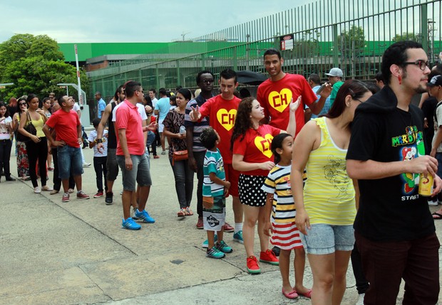 Fãs fazem fila para vez exposição em homenagem a Roberto Bolaños no Memorial da América Latina, em São Paulo (Foto: Celso Tavares/EGO)