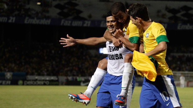 Hulk, Lucas e Oscar gol Brasil (Foto: AP)