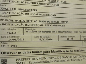 Aposentador é notificado por estacionar em vaga de idosos na Bahia (Foto: Marcus Augusto/Site Voz da Bahia)