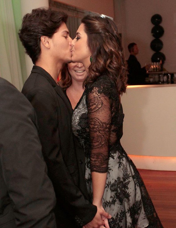 O casal trocou beijos durante a festa do Prêmio QUEM, no Rio de Janeiro (Foto: Cláudio Andrade/Revista QUEM)