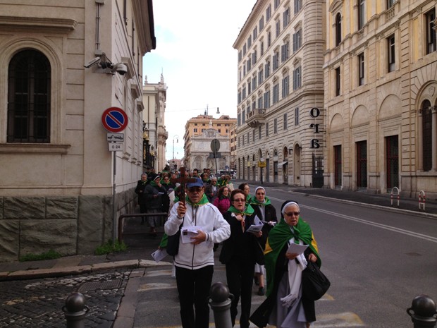 Grupo de religiosos brasileiros em caminhada por Roma neste domingo (10) (Foto: Juliana Cardilli/G1)