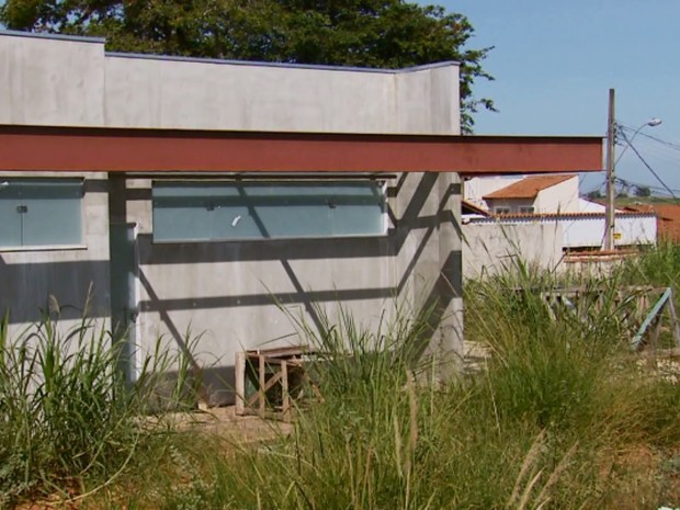 Obra de UBS abandonada acumulha lixo e entulhos em Varginha (Foto: Reprodução/EPTV) Obra de UBS abandonada acumulha lixo e entulhos em Varginha (Foto: Reprodução/EPTV)