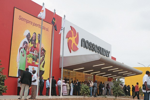 PARCERIA Entrada de uma das lojas Nosso Super. A rede de varejo angolana foi comprada do governo pela brasileira  Odebrecht (Foto: Daniel Miguel-DM/O País)