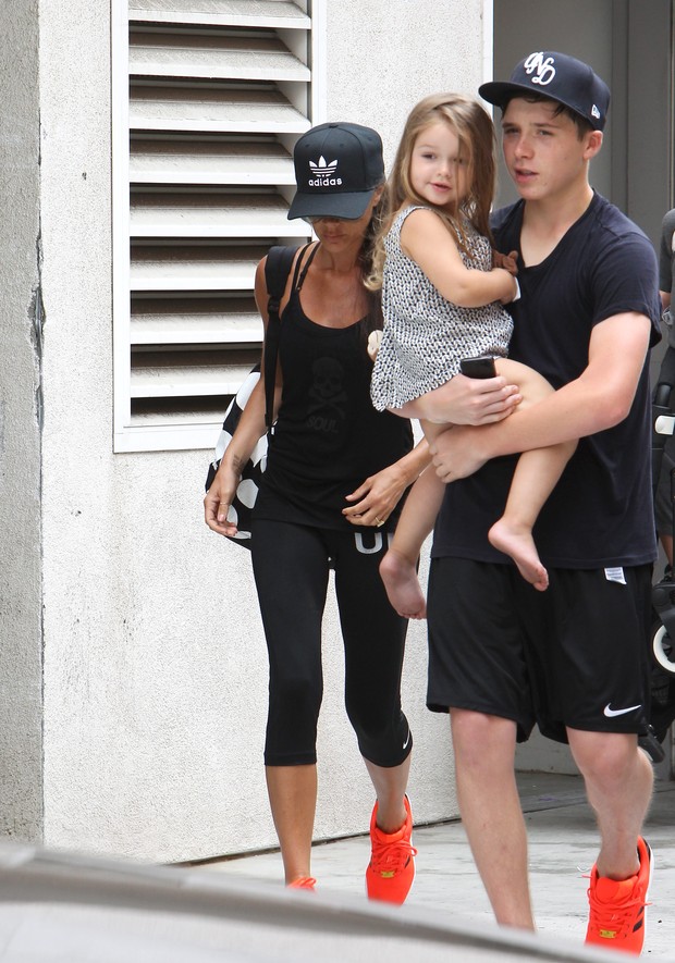 X17 - Victoria Beckham, Brooklyn e Harper em Los Angeles, nos Estados Unidos (Foto: X17online/ Agência)