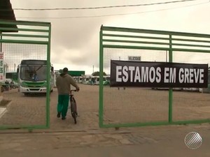 Rodoviários continuam em greve em Vitória da Conquista (Foto: Imagens/ TV Sudoeste)