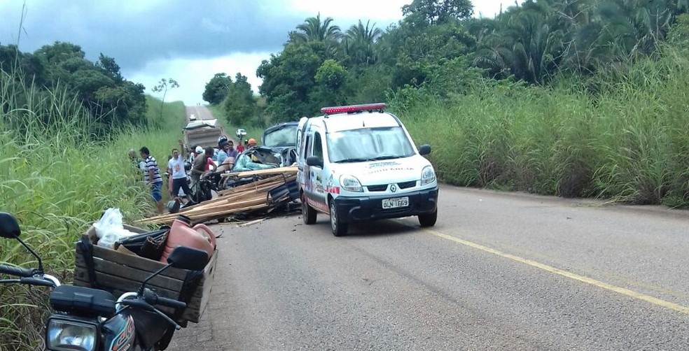 Carros colidiram frontalmente na TO-164 entre Carmolândia e Araguaína (Foto: Divulgação)