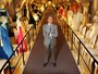  Velentino Garavani recebeu convidados na entrada da exposição 'Valentino: Master of Couture'