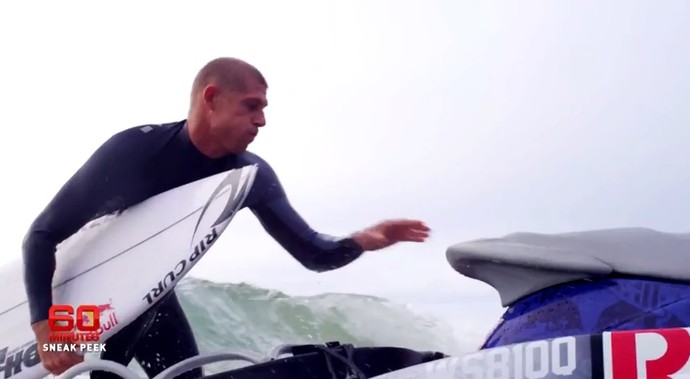 Mick Fanning não perdeu tempo e subiu correndo no jet ski assim que viu o tubarão (Foto: Reprodução/Youtube/60minutes)