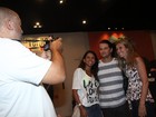 Marcelo Serrado tira foto com fãs depois de reestrear peça de teatro